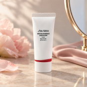 Shiseido RevitalEssence Skin Glow Primer podloga za šminku 30 ml
